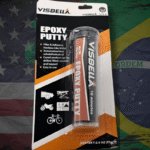 O epóxi putty automotivo Visbella é uma solução profissional de reparo rápido e estrutural, desenvolvida para aplicações que exigem alta resistência mecânica, térmica e química. Muito utilizado em oficinas mecânicas, manutenção industrial e reparos emergenciais, o epóxi putty permite corrigir falhas, trincas e vazamentos com praticidade e durabilidade. Sua composição bicomponente em formato sólido facilita a aplicação diretamente no local do reparo. A ativação ocorre por simples amassamento manual, dispensando ferramentas ou misturas complexas. Após a cura, o epóxi putty automotivo se transforma em um material rígido, resistente e estável, suportando temperaturas de até 150°C sem perder suas propriedades. O produto apresenta excelente aderência em metais, cerâmicas, plásticos rígidos, vidro e madeira, garantindo fixação segura mesmo em superfícies sujeitas a vibração, pressão e contato com óleo, combustível ou agentes químicos. Essa versatilidade torna o epóxi putty Visbella indispensável em ambientes profissionais que exigem soluções rápidas e confiáveis. 🔧 Composição do Epóxi Putty Visbella O epóxi putty Visbella é um epóxi bicomponente em massa sólida, formado por resina e endurecedor integrados. Após a cura completa, o material pode ser lixado, perfurado, usinado e pintado, permitindo acabamento técnico e funcional conforme a necessidade do reparo. 🚗 Aplicações do Epóxi Putty Automotivo O epóxi putty automotivo é indicado para: Reparos em motores e carcaças metálicas Selagem de radiadores e tanques Correção de trincas em tubulações Reparos em cerâmicas, madeira e vidro Manutenção industrial e automotiva em geral Após a cura, o reparo torna-se permanente, oferecendo alta durabilidade e segurança operacional.