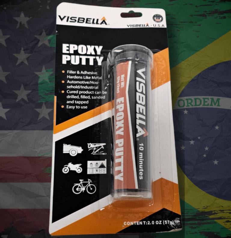 O epóxi putty automotivo Visbella é uma solução profissional de reparo rápido e estrutural, desenvolvida para aplicações que exigem alta resistência mecânica, térmica e química. Muito utilizado em oficinas mecânicas, manutenção industrial e reparos emergenciais, o epóxi putty permite corrigir falhas, trincas e vazamentos com praticidade e durabilidade. Sua composição bicomponente em formato sólido facilita a aplicação diretamente no local do reparo. A ativação ocorre por simples amassamento manual, dispensando ferramentas ou misturas complexas. Após a cura, o epóxi putty automotivo se transforma em um material rígido, resistente e estável, suportando temperaturas de até 150°C sem perder suas propriedades. O produto apresenta excelente aderência em metais, cerâmicas, plásticos rígidos, vidro e madeira, garantindo fixação segura mesmo em superfícies sujeitas a vibração, pressão e contato com óleo, combustível ou agentes químicos. Essa versatilidade torna o epóxi putty Visbella indispensável em ambientes profissionais que exigem soluções rápidas e confiáveis. 🔧 Composição do Epóxi Putty Visbella O epóxi putty Visbella é um epóxi bicomponente em massa sólida, formado por resina e endurecedor integrados. Após a cura completa, o material pode ser lixado, perfurado, usinado e pintado, permitindo acabamento técnico e funcional conforme a necessidade do reparo. 🚗 Aplicações do Epóxi Putty Automotivo O epóxi putty automotivo é indicado para: Reparos em motores e carcaças metálicas Selagem de radiadores e tanques Correção de trincas em tubulações Reparos em cerâmicas, madeira e vidro Manutenção industrial e automotiva em geral Após a cura, o reparo torna-se permanente, oferecendo alta durabilidade e segurança operacional.