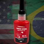 Trava Rosca Alto Torque Visbella A trava rosca alto torque Visbella foi desenvolvida para garantir fixação permanente de parafusos, porcas e pinos submetidos a altas vibrações, cargas mecânicas elevadas e variações térmicas. O produto atende com excelência às demandas de oficinas mecânicas, montadoras, indústrias e manutenção pesada, onde a segurança da fixação é essencial. Sua formulação em adesivo anaeróbico de alta resistência cura na ausência de oxigênio e em contato com metais, criando uma união rígida e durável. A trava rosca alto torque elimina afrouxamentos causados por vibração, impacto ou dilatação térmica, reduzindo falhas mecânicas e retrabalhos.