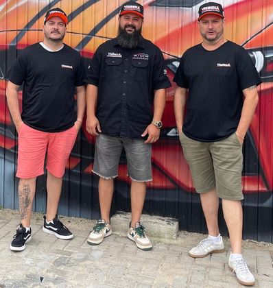na foto os dois proprietários da Rima Imports os irmãos Christian e Rodrigo Rimanski e ao Centro Diogo Walger gerente comercial da Visbella no Brasil